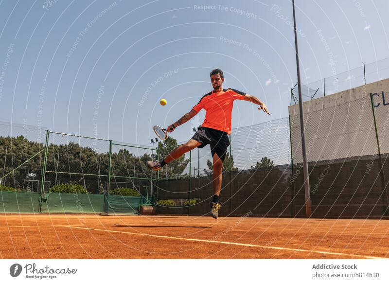 Mann in Sportkleidung spielt Tennis auf einem unbefestigten Tennisplatz Aktivität Spiel Remmidemmi Person Spieler spielen Athlet Training Lifestyle Gesundheit