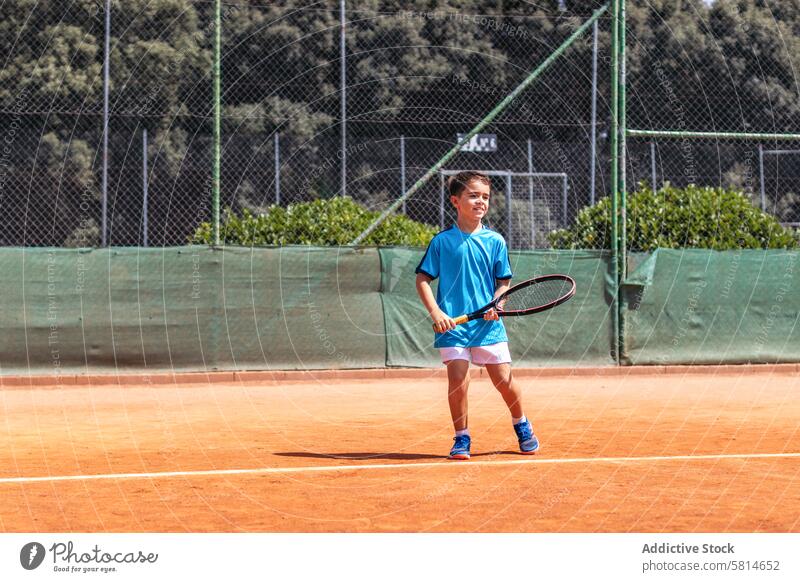 Kleiner Junge spielt Tennis auf einem unbefestigten Platz Aktivität Sport Spiel Remmidemmi Kind Person Spieler spielen Athlet Training Lifestyle Kindheit