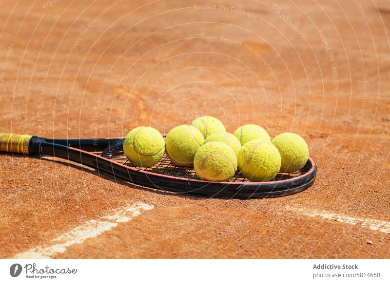 Tennisschläger und Ball auf einem unbefestigten Platz Aktivität Sport Spiel Remmidemmi spielen Training Lifestyle Gericht Hobby Freizeit üben Streichholz