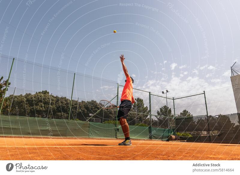 Mann in Sportkleidung spielt Tennis auf einem unbefestigten Tennisplatz Aktivität Spiel Remmidemmi Person Spieler spielen Athlet Training Lifestyle Gesundheit