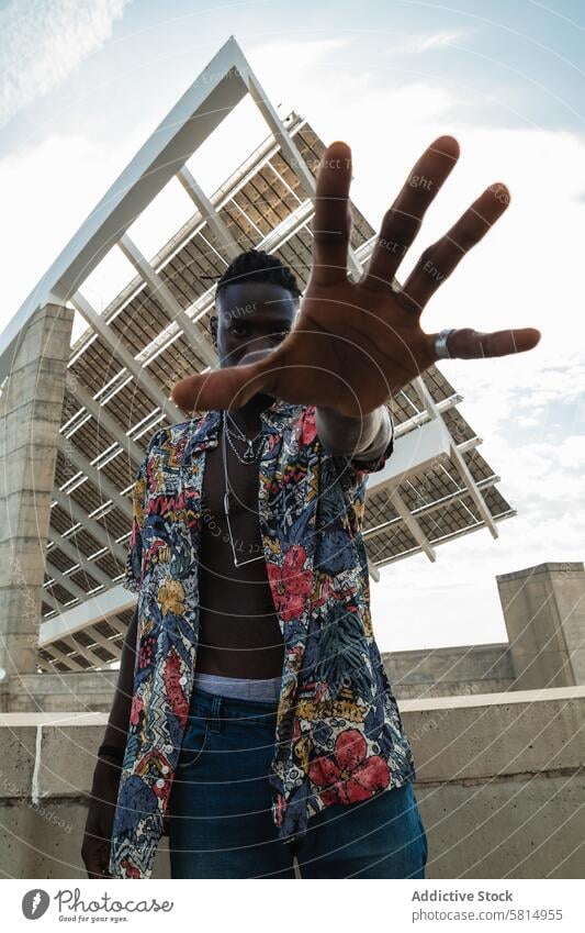 Stilvoller schwarzer Mann mit Stopp-Geste stoppen gestikulieren protestieren Tierhaut leugnen trendy urban ernst jung Afroamerikaner männlich modern