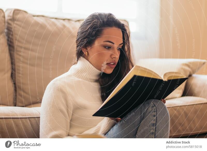 Entspannen zu Hause: Junge Frau liest ein Buch lesen Sofa heimwärts Erholung Ruhe Komfort Gelassenheit Zufriedenheit Freizeit gemütlich Lifestyle friedlich