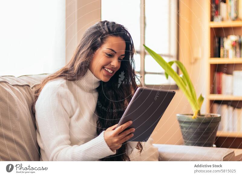 Vernetzte Jugend: Eine junge Frau nutzt ein Tablet zu Hause Technik & Technologie digitaler Lebensstil Online-Kommunikation Internetverbindung soziale Netzwerke