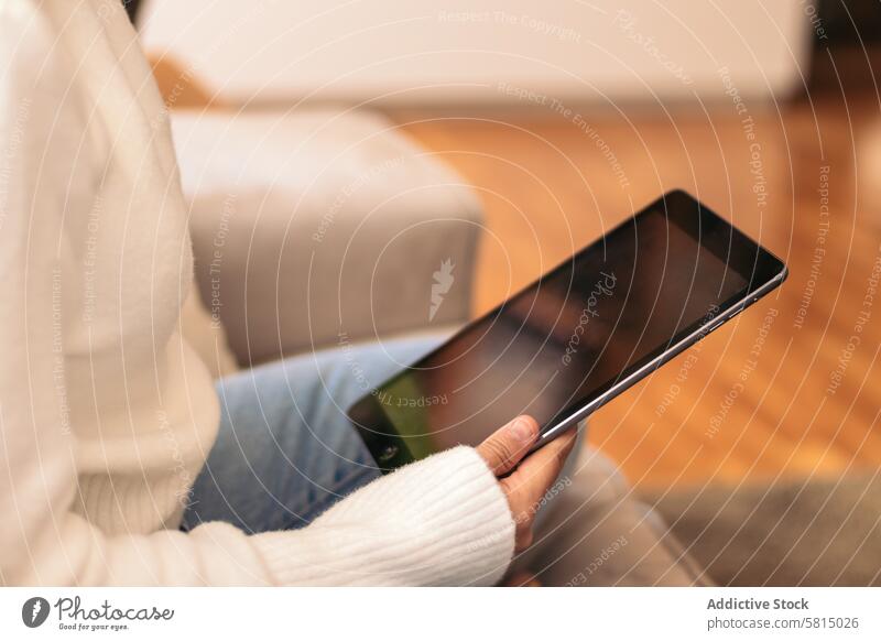 Verwendung eines Tablets zu Hause Technik & Technologie digitaler Lebensstil Online-Kommunikation Internetverbindung soziale Netzwerke Wi-Fi Touchscreen