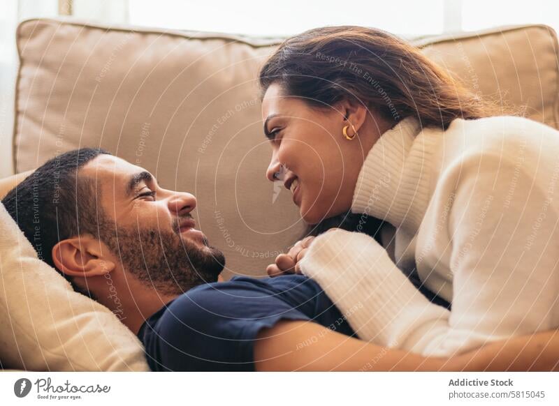 Romantisches Stockfoto von jungem Paar auf Sofa zu Hause junges Paar Romantik Liebe heimwärts gemütlich itim Partnerschaft Zusammensein Fröhlichkeit Komfort