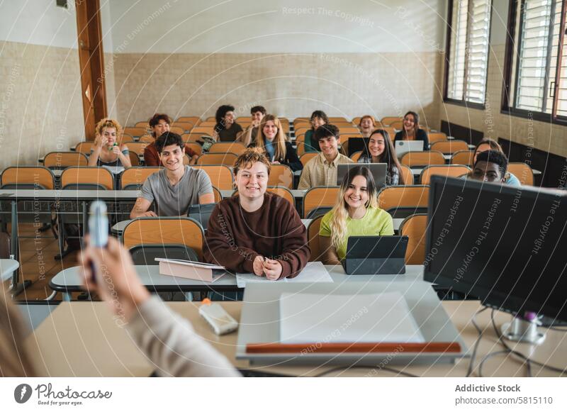 Unterschiedliche Schüler hören dem Lehrer zu zuhören Lektion Universität Klassenraum Lächeln dozieren Bildung erklären Dozent Tutorin schulisch Menschengruppe