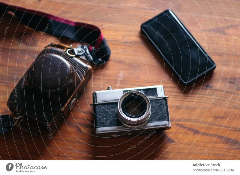 Analoge Kamera und Smartphone: alte und neue Technologie. Foto Lifestyle Fotografie altehrwürdig Fotokamera retro Hipster analog Stil schießen Konzept Hobby
