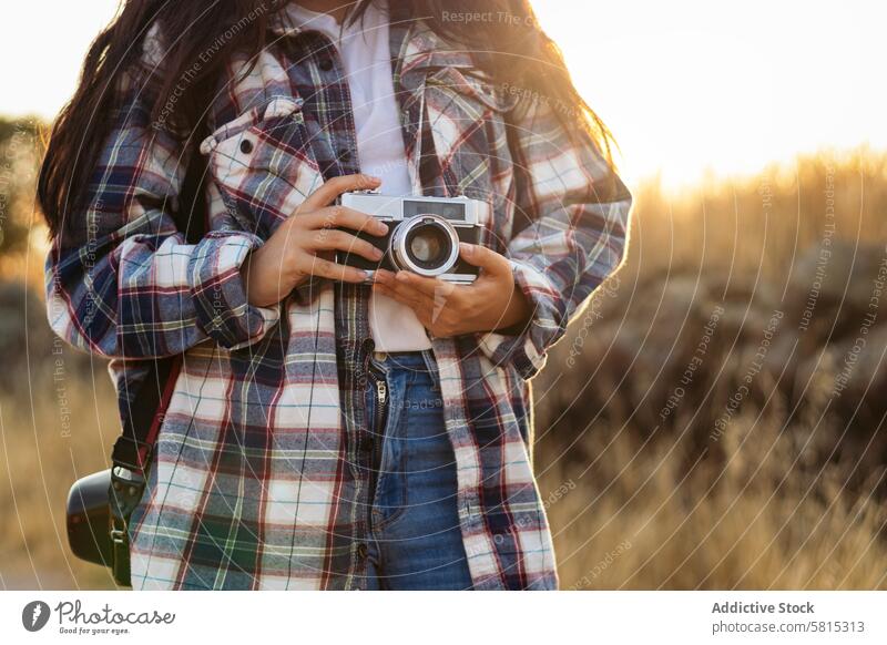Unbekannte Frau fotografiert mit analoger Kamera bei Sonnenuntergang Foto Lifestyle jung Mädchen Fotografie altehrwürdig Fotokamera retro reisen Hipster schön
