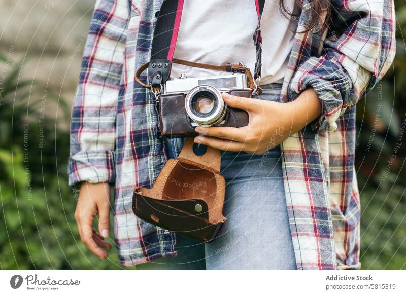 Unbekannte Frau fotografiert mit analoger Kamera auf einem Feld bei Sonnenuntergang Foto Lifestyle jung Mädchen Fotografie altehrwürdig Fotokamera retro reisen