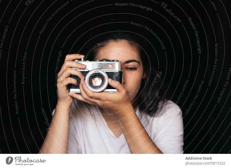 Fotos mit analoger Kamera aufnehmen Frau Lifestyle jung Mädchen Fotografie altehrwürdig Fotokamera retro Hipster schön Menschen Stil schießen Konzept Bilder