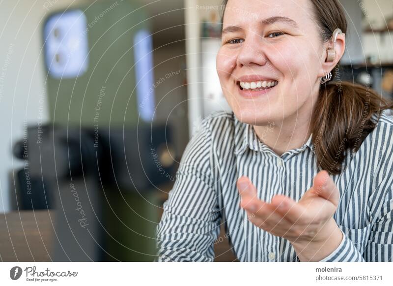 Porträt einer Frau mit Hörgerät, die ein Video aufnimmt Gehör Ohr Person taub Unterstützung Gesundheit Aufnahme Blog Anruf Tagung Sitzung online Gerät
