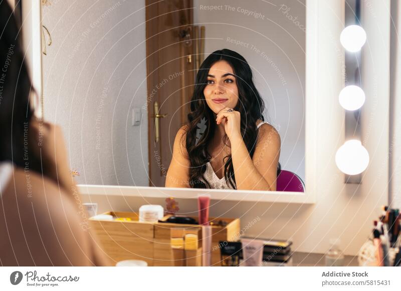 Glückliche Braut nach dem Schminken und Frisieren Make-up Spiegel Schönheit jung Frau schön Blick Gesicht Glamour Kosmetik hübsch Kaukasier Mädchen Erwachsener