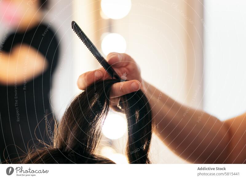 Nahaufnahme der Haare einer Person beim Kämmen Behaarung Frau Frisur Stylist jung Mode schön Friseur Pflege Schönheit Salon Haarschnitt Stil Menschen Mädchen