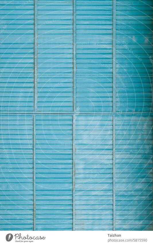 Ribbed meatl Tür Textur Hintergrund . Altes blaues Tor als Hintergrund . Raum kopieren abstrakt Architektur blanko Gebäude belegt Belag Konstruktion gewellt