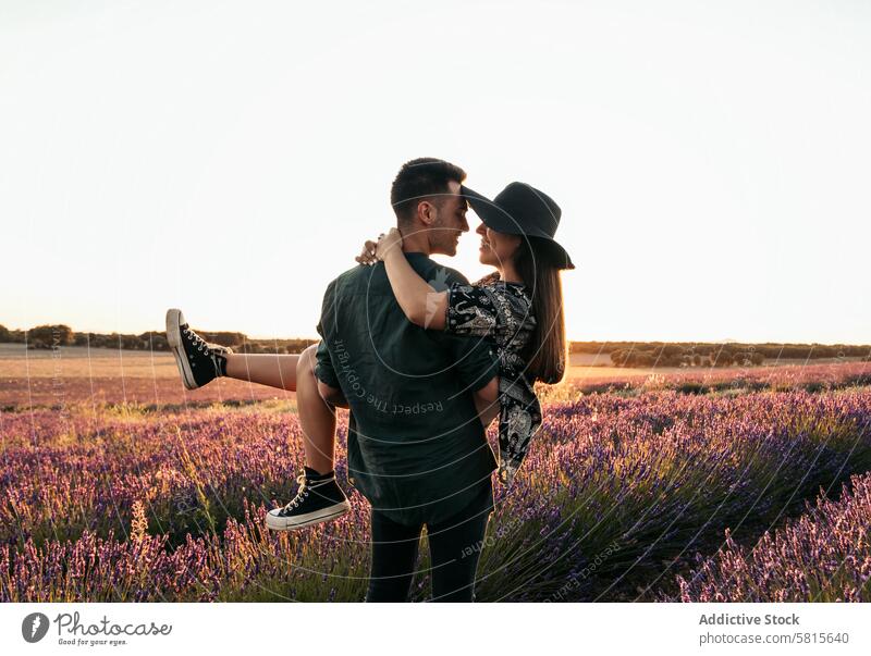 Schöne romantische Foto eines Paares in einem Feld von Blumen bei Sonnenuntergang Lavendel Liebe Frau Sommer purpur Glück Zusammensein schön jung Natur Mann