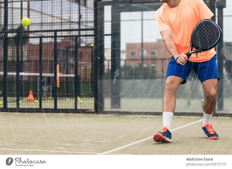 junger Mann spielt Paddle-Tennis Paddel Sport Gericht Erholung Remmidemmi Spiel Lifestyle männlich Spieler Freizeit Aktion dienen Netz Gesundheit Erwachsener