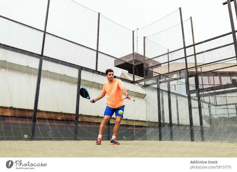 junger Mann spielt Paddle-Tennis Paddel Sport Gericht Erholung Remmidemmi Spiel Lifestyle männlich Spieler Freizeit Aktion dienen Netz Gesundheit Erwachsener