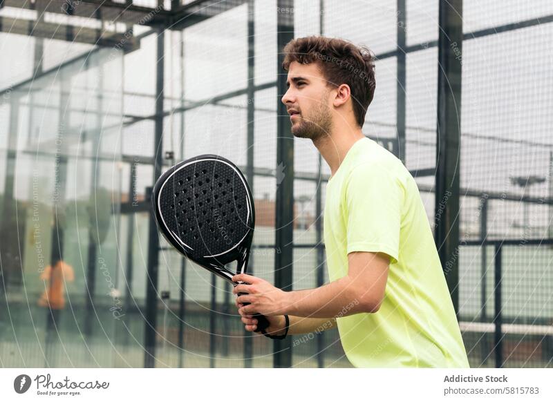 junger Mann bereit zum Paddle-Tennis spielen Remmidemmi Paddel Spiel Sport Erholung Gericht Padel dienen Spanisch attraktiv Erwachsener Lifestyle Ball