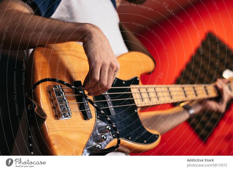 Nahaufnahme eines Musikers, der Bass spielt Bassgitarre Probe Leidenschaft Kreativität Kunst Leistung Instrument Melodie Rhythmus Klang üben Stören von Riffel