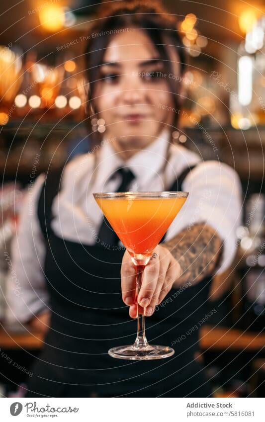 Junge Barkeeperin bietet ein Getränk an Cocktail Barfrau Cocktailbar Mixologe Nachtclub Alkohol Glas trinken Arbeit professionell Club im Innenbereich Jigger