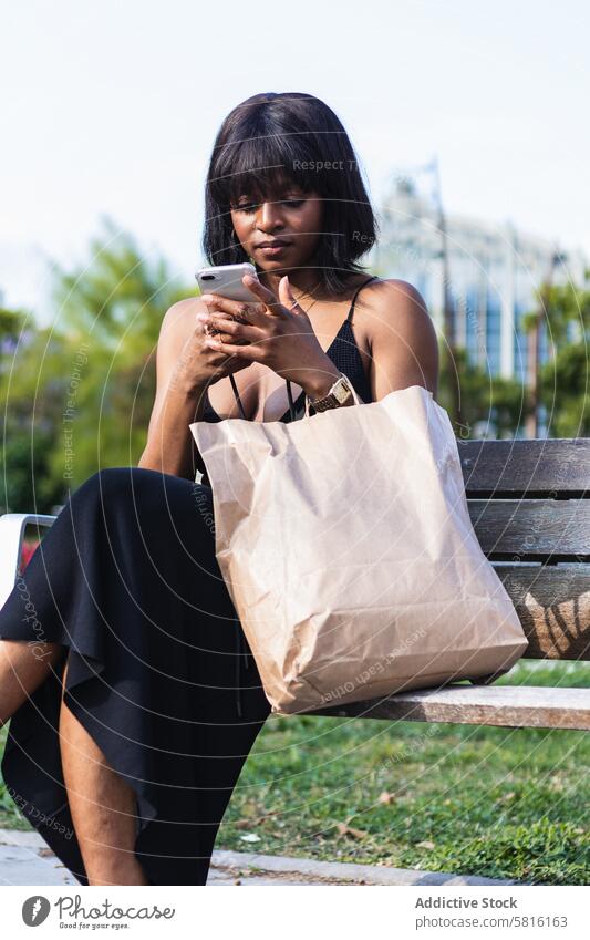 Ernste schwarze Frau Messaging auf Smartphone ernst Surfen benutzend Texten Nachricht Käufer soziale Netzwerke elegant Apparatur Browsen Anschluss Internet