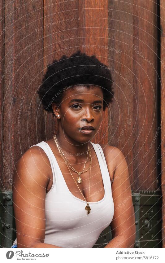 Traurige schwarze Frau mit Afrofrisur schaut in die Kamera unglücklich ernst Ärger verärgert einsam Afro-Look Denken Stress müde traurig nachdenklich Fokus