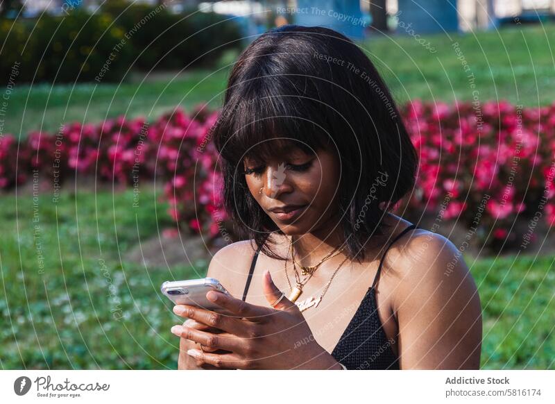 Nachdenkliche junge schwarze Frau Messaging auf Smartphone ernst benutzend Texten Nachricht soziale Netzwerke Apparatur Browsen Anschluss Internet Funktelefon