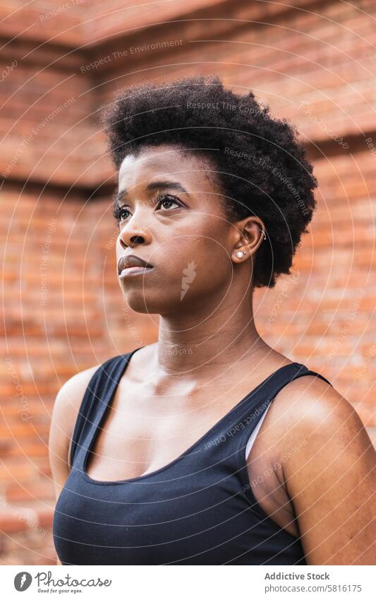 Traurige schwarze Frau mit Afrofrisur schaut weg unglücklich ernst Ärger verärgert einsam Denken Stress müde traurig nachdenklich Fokus Gedanke Starrer Blick