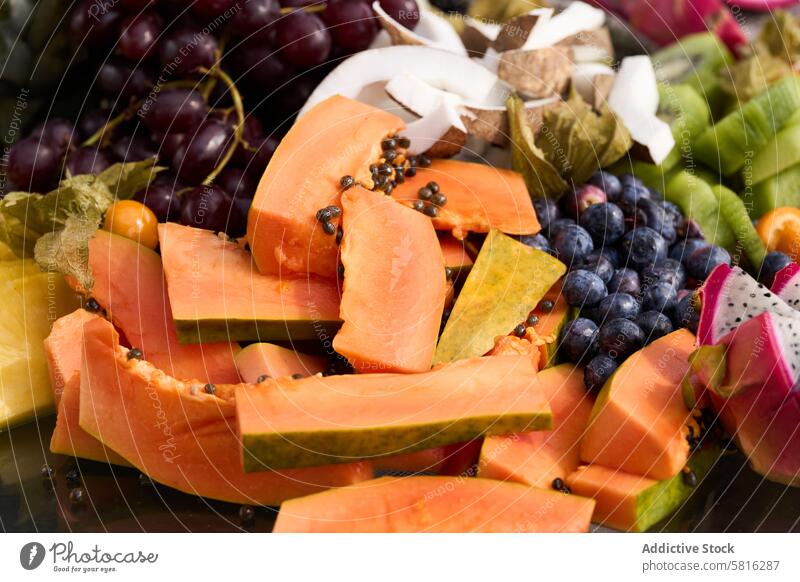 verschiedene exotische Früchte Kürbis Kiwis Weintrauben Kokosnuss Himbeeren frisch Lebensmittel Gesundheit reif orange Diät organisch Vegetarier Papaya Natur