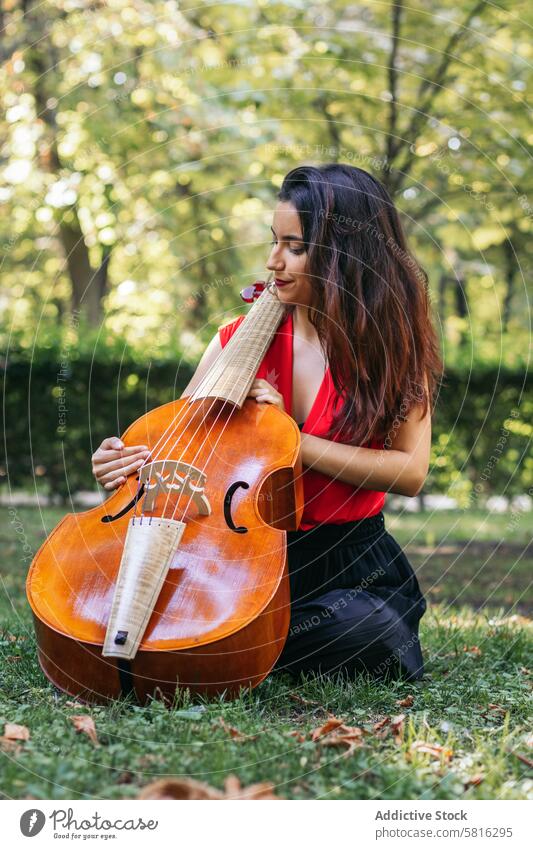 Frau mit Cello in einem Park Musiker Instrument Konzert Leistung Künstler Musical spielen im Freien Klassik Entertainment Orchester Melodie Symphonie Klang
