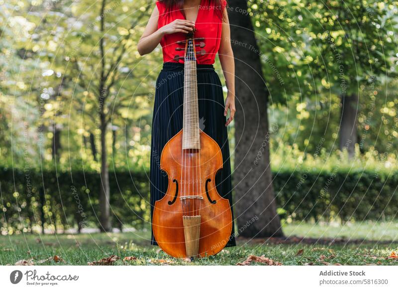 Musikerin mit ihrem Cello im Freien Frau Instrument Konzert Leistung Künstler Musical spielen Klassik Entertainment Orchester Melodie Symphonie Klang