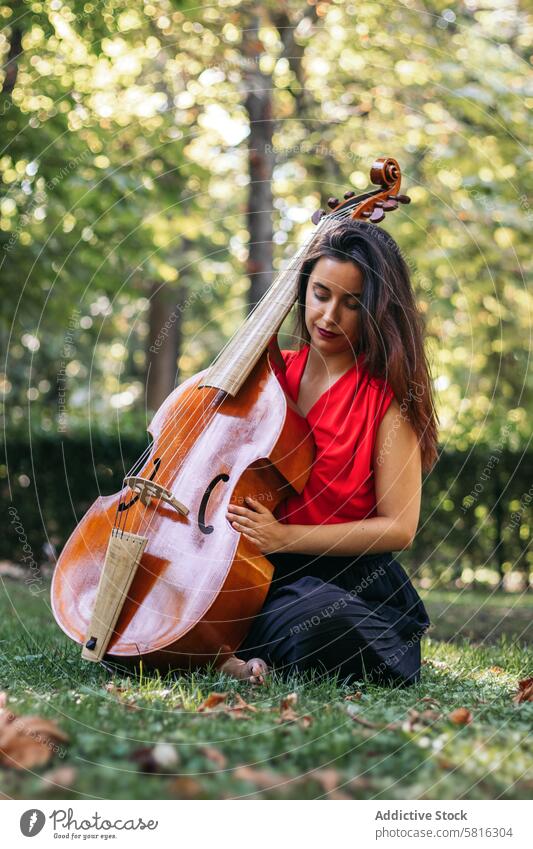 Frau mit Cello in einem Park Musiker Instrument Konzert Leistung Künstler Musical spielen im Freien Klassik Entertainment Orchester Melodie Symphonie Klang