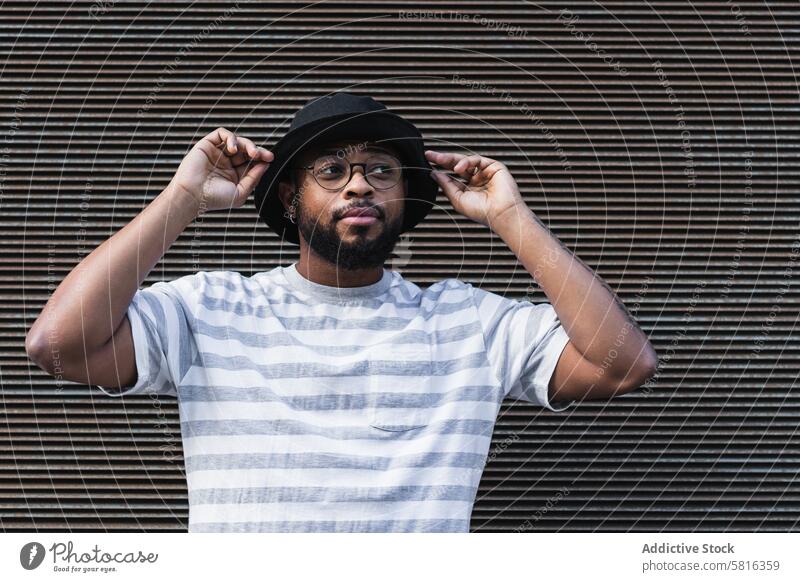 Zurück Hipster Mann mit Hut schaut weg trendy Lächeln Vollbart Brille Optimist männlich Afroamerikaner schwarz ethnisch Outfit Stil positiv Freude Lifestyle