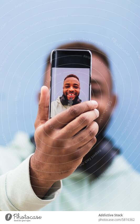 Glücklicher ethnischer Mann nimmt Selfie auf Smartphone Hipster heiter Mobile Telefon Fotografie benutzend fotografieren Erwachsener schwarz Afroamerikaner