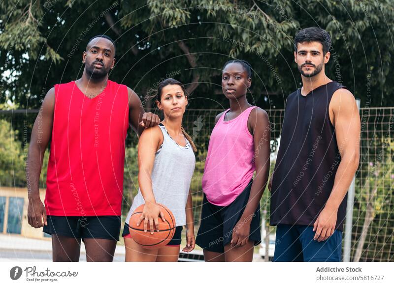 Multirassische Basketballspieler auf dem Spielfeld vereint Freunde rassenübergreifend Sport Spaß Korb jung Ball Gericht Team Lifestyle Spieler urban im Freien