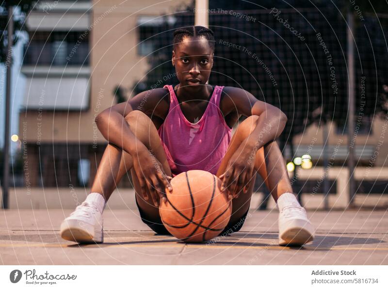 Selbstbewusste Basketballspielerin auf dem Spielfeld Outdoor-Sportarten aktiver Lebensstil Jugendkultur Freizeitaktivitäten Sportveranstaltung Übung