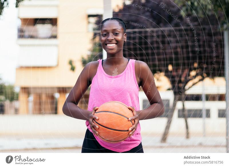 Porträt eines weiblichen Basketballspielers, der einen Ball hält Sport Korb jung Spiel Gericht Lifestyle Spieler urban im Freien spielen sportlich aktiv Spielen