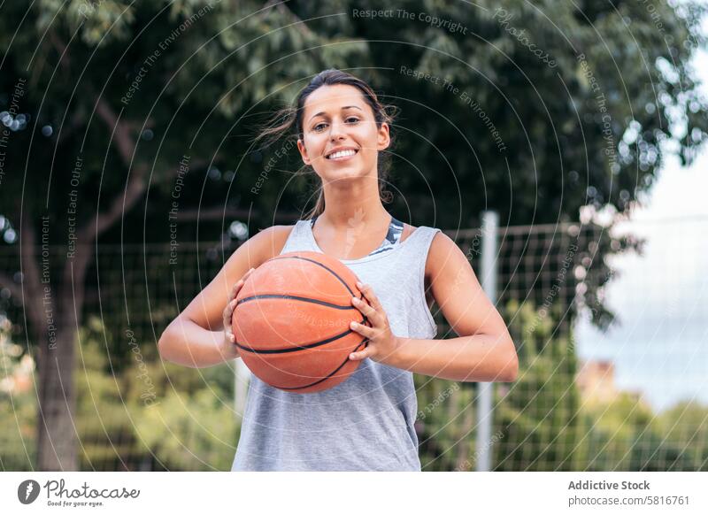 Porträt eines weiblichen Basketballspielers, der einen Ball hält Sport Korb jung Spiel Gericht Lifestyle Spieler urban im Freien spielen sportlich aktiv Spielen