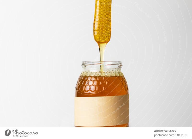 Honig mit Wabe im Glasgefäß Liebling natürlich aromatisch süß Gesundheit Lebensmittel frisch Bienenzucht lecker organisch Bestandteil geschmackvoll Leckerbissen