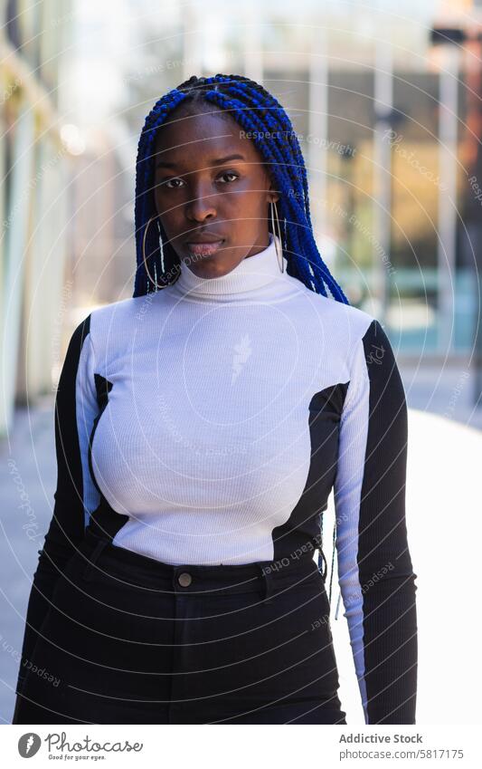 Nachdenkliche schwarze Frau auf der Straße blaue Haare Geflecht Frisur nachdenklich Großstadt außergewöhnlich besinnlich Denken nachdenken ethnisch