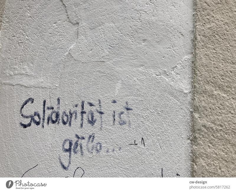 Solidarität ist geilo… Streetart Geil Schmiererei Graffiti streetart Schriftzeichen Wandmalereien Jugendkultur Mauer Fassade Subkultur urban Kunst Straßenkunst