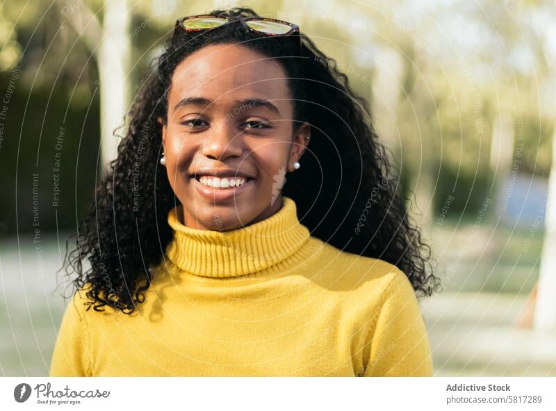 junges afrikanisches amerikanisches Mädchen Porträt lächelnd Frau schön Afrikanisch schwarz Glück Person Schönheit Amerikaner Menschen Hintergrund Fröhlichkeit
