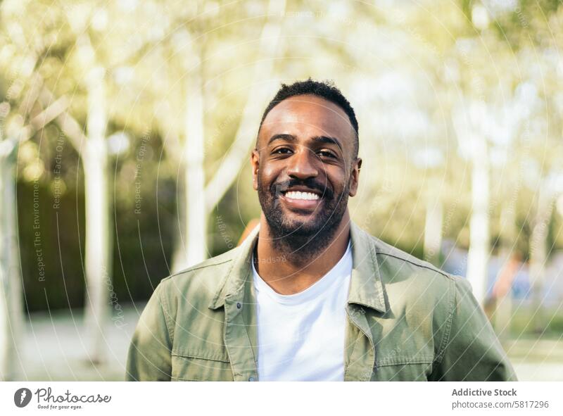 Porträt eines jungen schwarzen Mannes in einem Park. Lifestyle Menschen männlich Afrikanisch Typ lässig im Freien Person Erwachsener Glück außerhalb