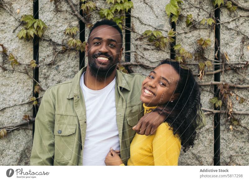 afroamerikanisches Paarporträt lächelnd und sich gegenseitig haltend Mann schwarz Frau Porträt Liebe Glück Zusammensein Menschen männlich jung Hintergrund