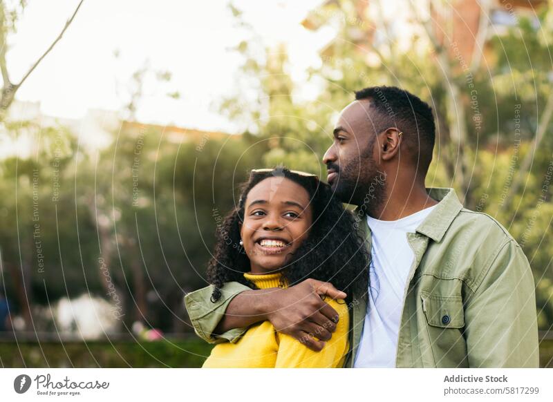 Schwarzer Mann umarmt afroamerikanische Frau Glück schwarz jung Afrikanisch Afro-Look Paar Liebe Zusammensein schön Erwachsener männlich Menschen Mädchen