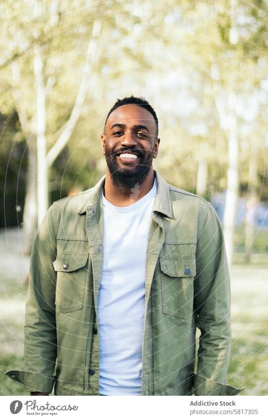 junger schwarzer Mann Porträt in einem Park Lifestyle Menschen männlich Afrikanisch Typ lässig im Freien Person Erwachsener Glück außerhalb gutaussehend Blick