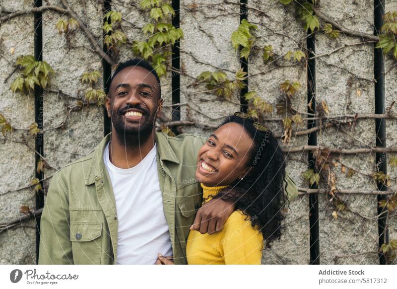 schwarzes Paar Porträt lächelnd und halten sich gegenseitig Mann Frau Liebe Glück Zusammensein Menschen männlich jung Hintergrund Partnerschaft Person