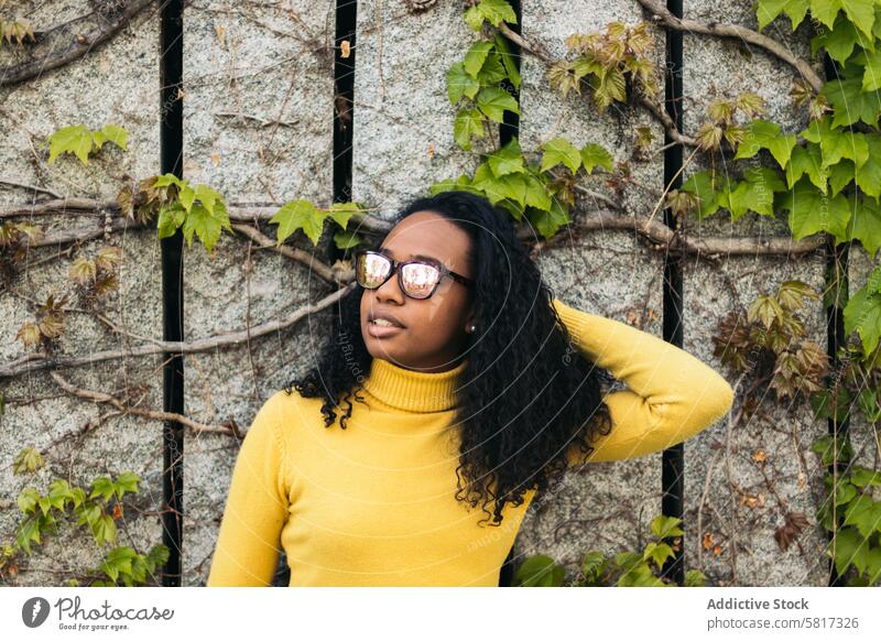 Porträt einer afroamerikanischen Modefrau mit Sonnenbrille Mädchen jung Afrikanisch Amerikaner schwarz Frau schön Person Menschen stylisch Glück attraktiv