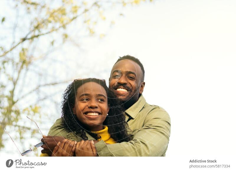Afroamerikanisches Paar lächelnd und umarmend Glück heiter Mann Frau Menschen jung Liebe Lifestyle Zusammensein schön Afrikanisch Partnerschaft Freund Lächeln