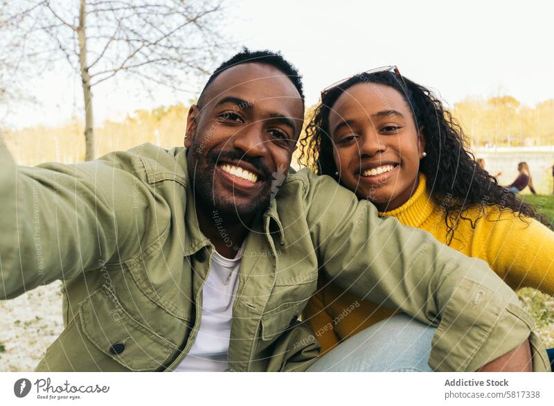 Afroamerikanisches Paar macht ein Selfie in einem Park Frau Glück Afro-Look Mann jung Afrikanisch schwarz Menschen heiter Amerikaner Porträt Lächeln Freund